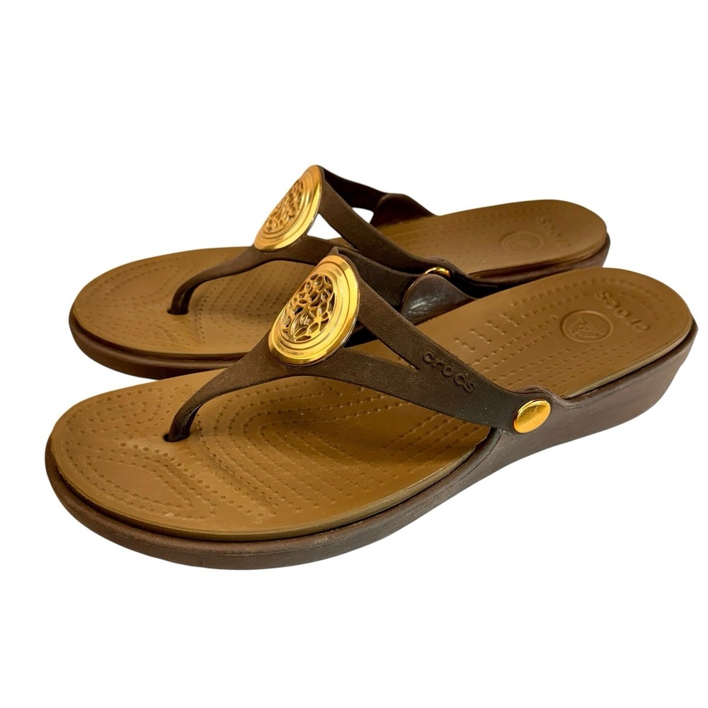 CROCS Womens Sanrah Sandals Gold Circle Medallion Brown Wedge Summer Beach 10W